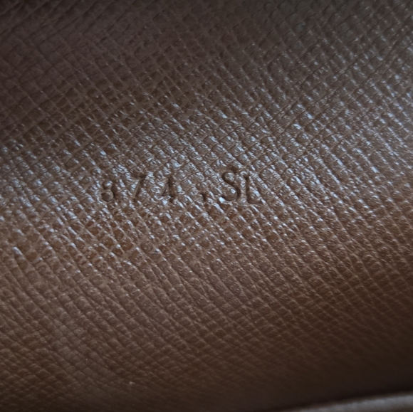 Authentic Louis Vuitton Danube crossbody bag (Unisex) - Picture 9 of 11